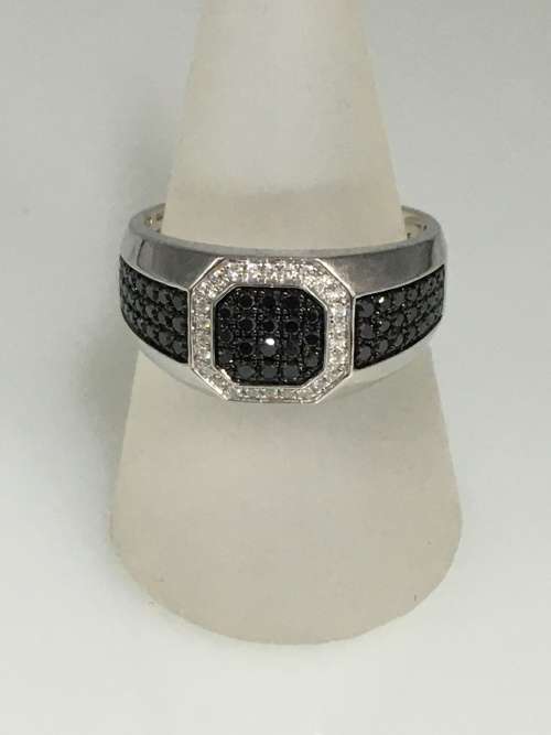 8 grams 9 carat White Gold, with Black and White Diamonds Gents Ring
